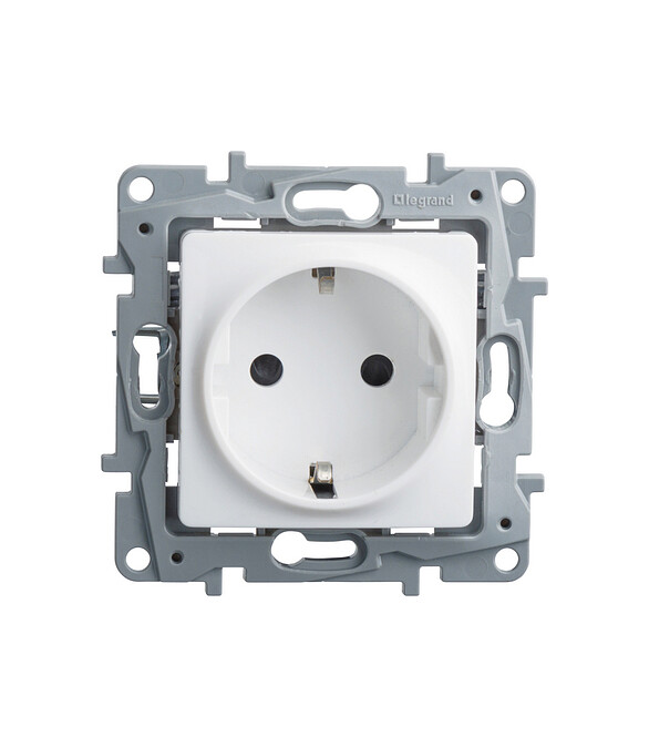 Розетка Legrand ETIKA 672221 1мест. с/з белый 586x674 Розетка Legrand ETIKA 672221 1мест. с/з белый 586x674 в Материке