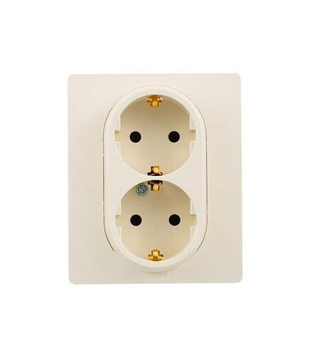 Розетка Legrand ETIKA 672323 2мест. с/з сл.кость 438x503 в Материке