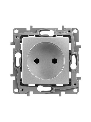 Розетка Legrand ETIKA 672434 1мест. шторки алюмин. 238x286 в Материке